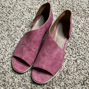 Adorable flats with cut out details! Womens size 10